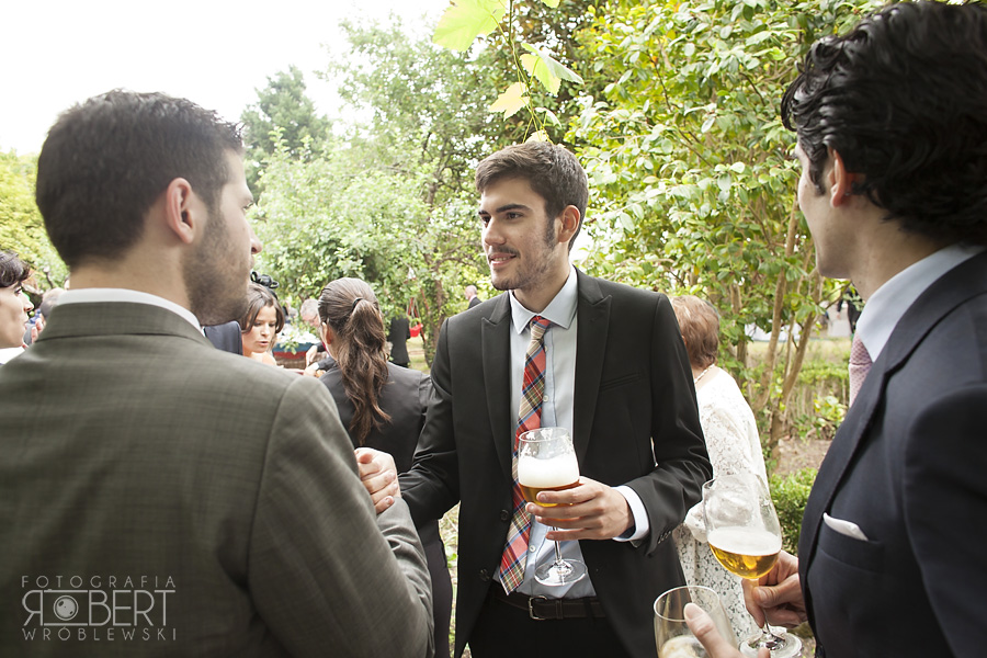 Moment krojenia tortu weselnego