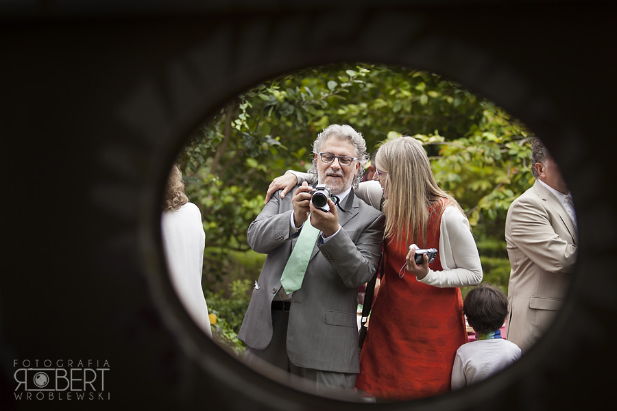 Koronki i materiał sukni w zbliżeniu