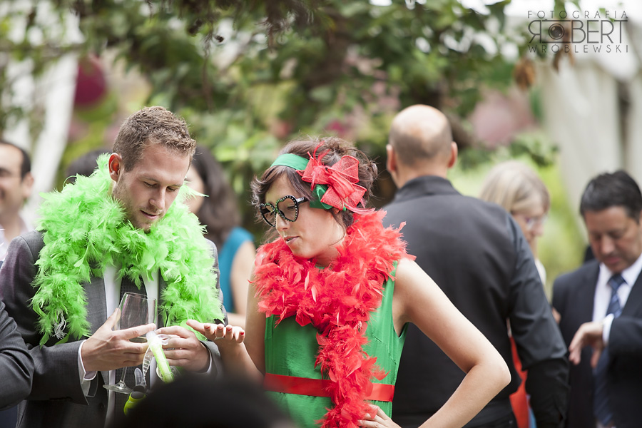 Bliscy Marii i Rodrigo w ogrodzie