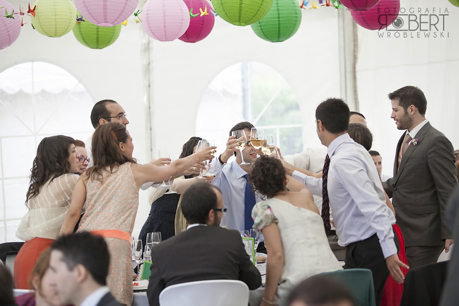 Kolorowe konfetti nad Parą Młodą