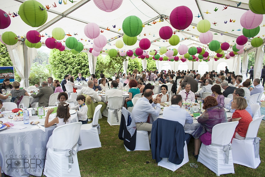 Zdjęcie grupowe na tle namiotu