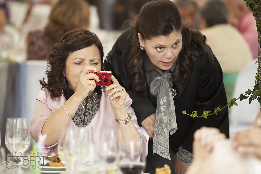 Goście tańczący w namiocie weselnym