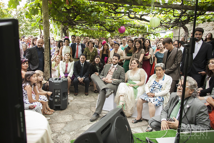 Rodzina dekoruje ogród przed ślubem