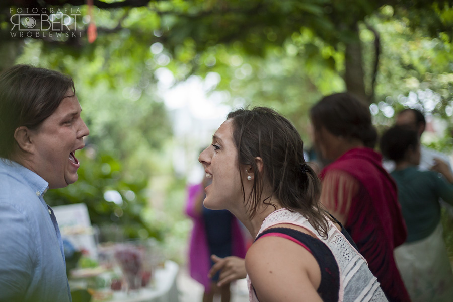 Wiatr i suknia ślubna nad oceanem