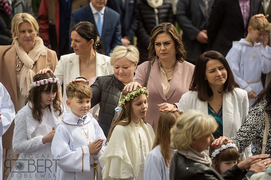 Pamiątkowe zdjęcie przed kościołem na Dickensa