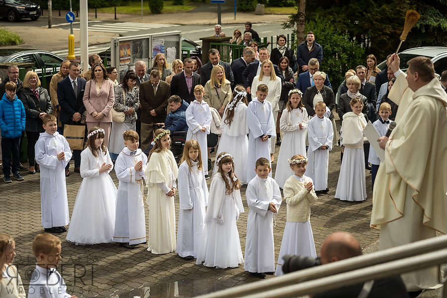 Naturalne zdjęcia dziecka w zieleni parku