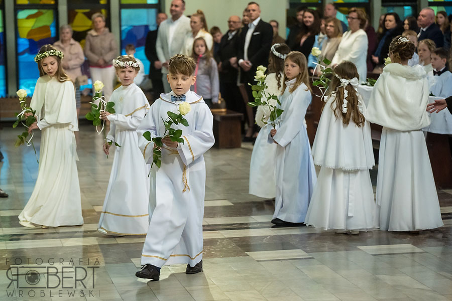 Goście biesiadujący po uroczystości