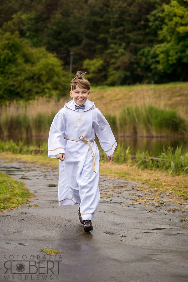 Szczęśliwa rodzina na spacerze