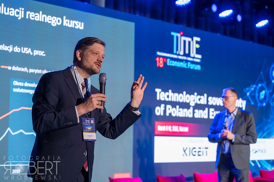 Wymiana wizytówek i networking - fotografia eventowa Warszawa