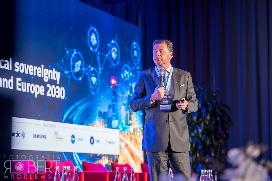 Wręczenie podziękowań na koniec panelu - Forum FG TIME