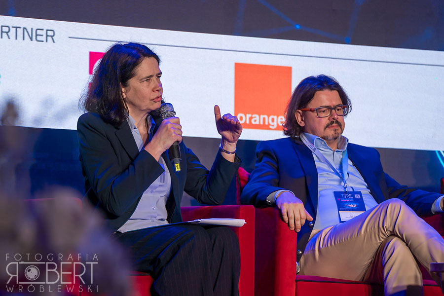 Uczestnicy wychodzący z paneli Forum FG TIME