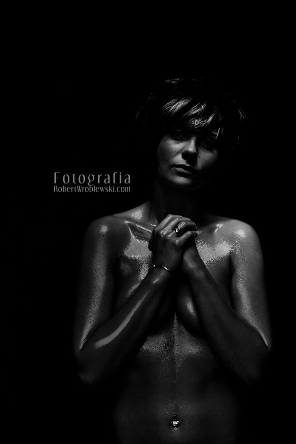 Artystyczna fotografia aktu low key - gra światła i cienia