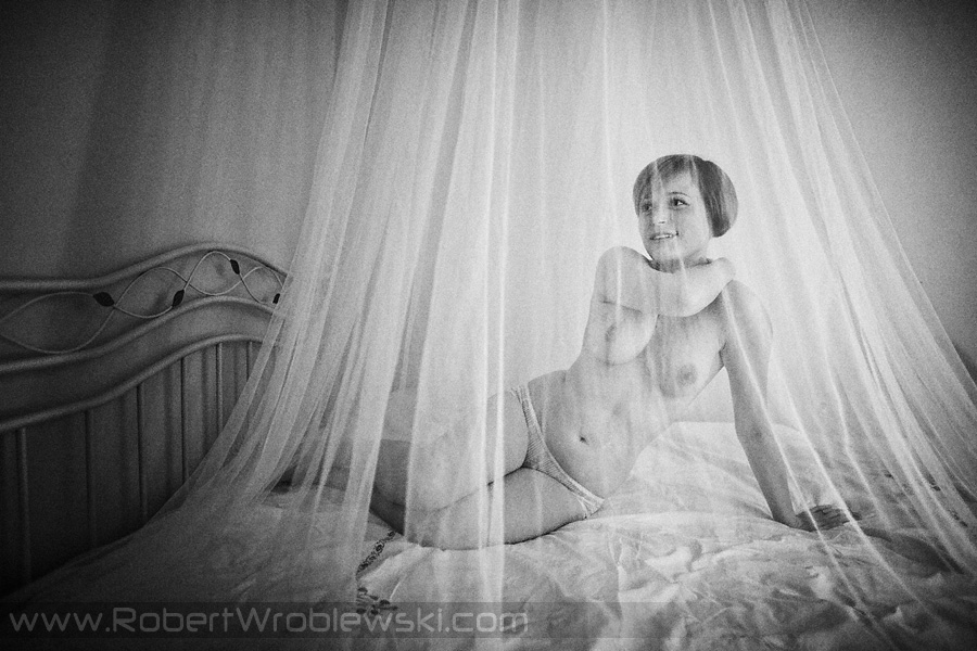 Portret zmysłowy w klimacie dawnych lat - retro akt