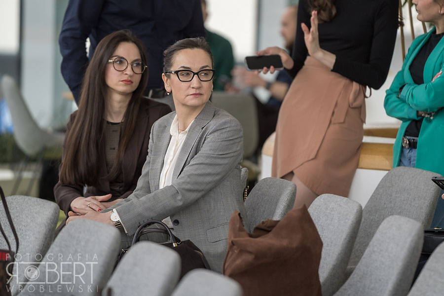 Uczestnicy konferencji w skupieniu